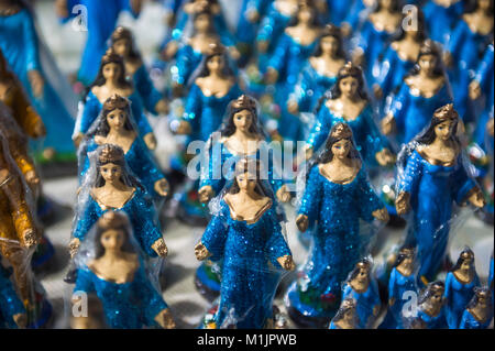 Figurines de souvenirs de la déesse Yemanja Yoruba se tenir sur l'affichage à l'étal d'un festival à l'assemblée annuelle dédiée à son à Salvador, Bahia, Brésil Banque D'Images