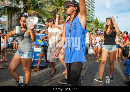 RIO DE JANEIRO - circa 2017, février : les jeunes Brésiliens à célébrer une fête de rue Carnaval à Ipanema. Banque D'Images