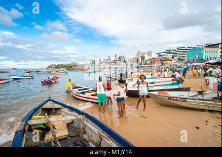 SALVADOR, BRÉSIL - 2 février, 2016 : fournir des bateaux de pêcheurs de célébrants au Festival de Yemanja dans Rio Vermelho de prendre des offrandes à la mer. Banque D'Images