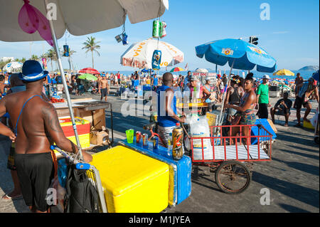 RIO DE JANEIRO - circa 2017, février : les jeunes Brésiliens à célébrer une fête de rue Carnaval à Ipanema. Banque D'Images