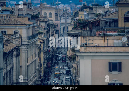 Via dei Condotti voir à partir de la Plazza di Spagna Rome la ville éternelle Banque D'Images