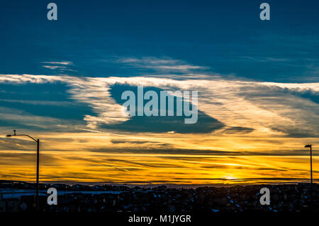 Vue du coucher de soleil à partir de la ville de Centennial, Colorado. Minutes avant de capturer cette image, les avions à haute altitude adoptée par la création d'une série de traînées Banque D'Images