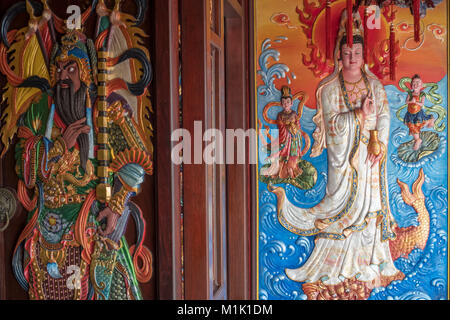 Bouddha Guan Yin et Dieu porte à l'empereur taoïste chinois Baosheng culte dans l'île de Phuket, Thaïlande. 16-Jan-2018 Banque D'Images