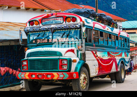 La ligne de bus dans le petit village de Todos Santos Chuchumatan au Guatemala Banque D'Images
