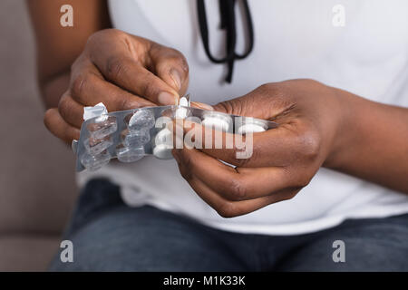 Close-up of a Human Hand Taking Out Comp de Blister Banque D'Images