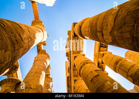 Salle hypostyle et nuages dans les Temples de Karnak (Thèbes antique). Louxor, Egypte Banque D'Images