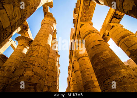 Salle hypostyle et nuages dans les Temples de Karnak (Thèbes antique). Louxor, Egypte Banque D'Images