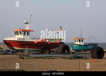 Bateaux de pêche sur la plage à Aldeburgh, Suffolk Banque D'Images