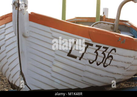 Bateaux de pêche sur la plage à Aldeburgh, Suffolk Banque D'Images