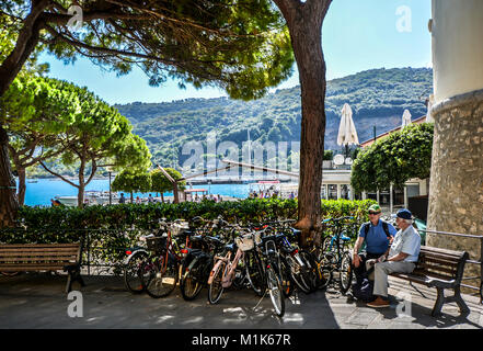 Deux personnes âgées profitez d'une conversation sur une belle journée ensoleillée en Portovenere Italie sur la Riviera italienne avec la mer qui brille dans l'arrière-plan. Banque D'Images