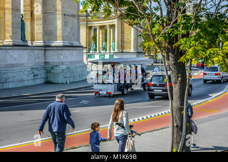 Un groupe d'hommes bénéficiant d'une pédale au bus parti Place des Héros à Budapest Hongrie sur un après-midi ensoleillé Banque D'Images