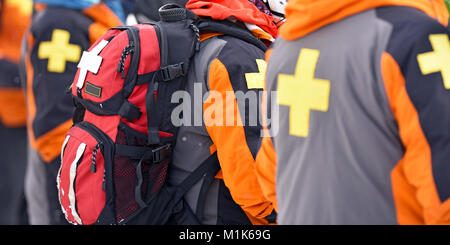 Patrouille de ski de premiers soins avec des sacs et des engins. L'Alberta, Canada. Banque D'Images