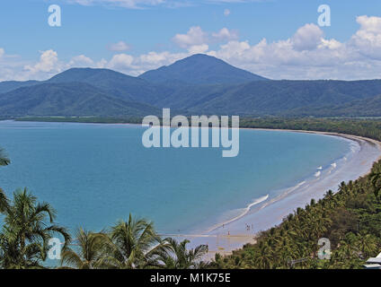 Vue sur la belle plage de 4 km de Flagstaff Hiil à Port Douglas, Queensland, Australie Banque D'Images