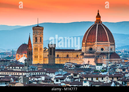 Florence, Toscane - incroyable coucher avec Duomo Santa Maria del Fiori, l'architecture de la Renaissance à Florence, Italie. Banque D'Images