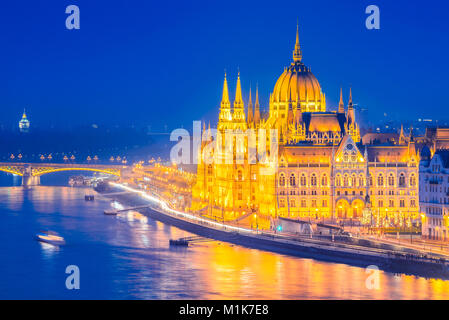 Budapest, Hongrie. Bâtiment du Parlement hongrois sur le Danube. Banque D'Images