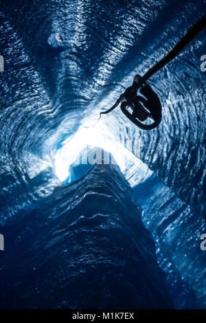 Profondément à l'intérieur d'un glacier moulin, à la verticale, la seule solution est attaché avec une corde et ascender, utilisé pour saisir la corde. Banque D'Images