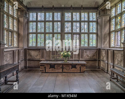 L'intérieur de la longue galerie, construite au 16ème siècle, à Haddon Hall d'un manoir médiéval dans le Derbyshire, Royaume-Uni Banque D'Images