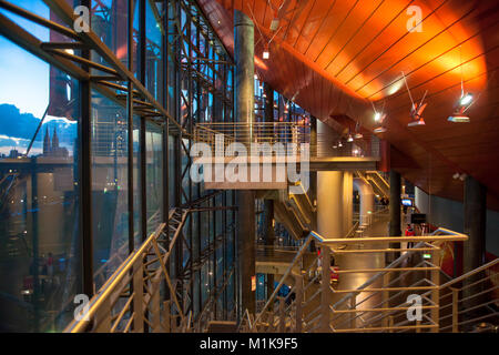 Allemagne, Cologne, escaliers à la Lanxess Arena de Cologne (Arena) dans le quartier Deutz, sur la gauche en arrière-plan la cathédrale. Deutschland, K Banque D'Images