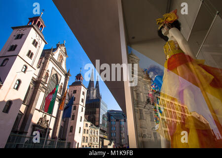 Allemagne, Cologne, l'église jésuite de style baroque primitif Mariae Himmelfahrt St. à l'Marzellen stree, dans l'arrière-plan la cathédrale, vitrine. Deutsc Banque D'Images