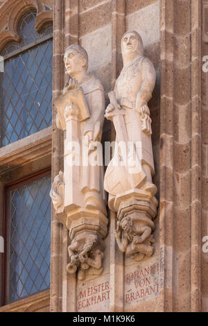 Allemagne, Cologne, statues de Maître Eckhart et Johann I. von Brabant à la tour de la ville historique située sur la partie ancienne de la ville. Deutschland Banque D'Images