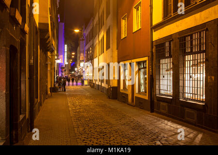 Allemagne, Cologne, la lane Buttermarkt dans la partie historique de la ville. Deutschland, Koeln, der Buttermarkt in der Altstadt. Banque D'Images