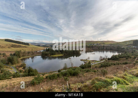 Nant Bwlch yr Arian, le Pays de Galles. Vue pittoresque sur un lac à Nant Bwlch yr Arian, qui est géré par la Commission des forêts du pays de Galles. Banque D'Images