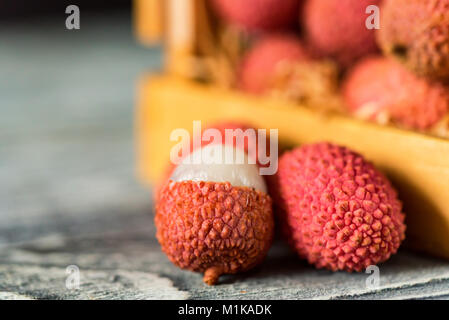 Lychee fruit en boîte en bois fermer Banque D'Images