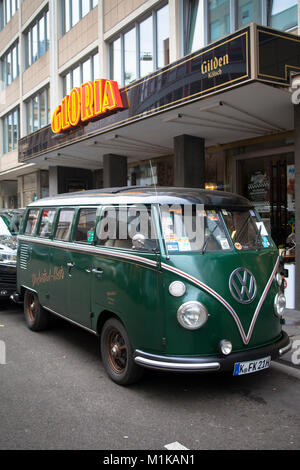 Allemagne, Koeln, Volkswagen T1, VW van, appelé Bulli en face de la Gloria le théâtre à l'Aposteln Street. Deutschland, Koeln, Volkswagen T1, VW-Bus, Banque D'Images