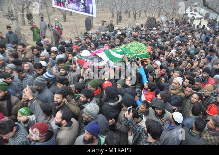 Des milliers pleurent comme les funérailles de civils Rayees Ganie, 19 ans, est en cours dans le district de Shopian Cachemire en Inde du Sud le 31 janvier 2018. Banque D'Images