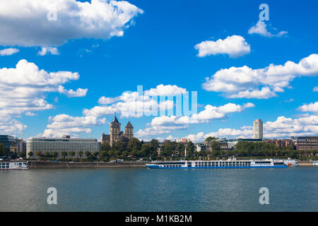 Allemagne, Cologne, Institut der deutschen Wirtschaft Köln Cologne ou Institut pour la recherche économique de la rue Konrad-Adenauer-Ufer et l'église Banque D'Images