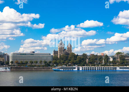 Allemagne, Cologne, Institut der deutschen Wirtschaft Köln Cologne ou Institut pour la recherche économique de la rue Konrad-Adenauer-Ufer et l'église Banque D'Images