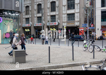 Entrée à l'Admiralspalast theatre de Friedrichstrasse, le quartier de Mitte à Berlin, Allemagne. Janvier jour couvert. Banque D'Images