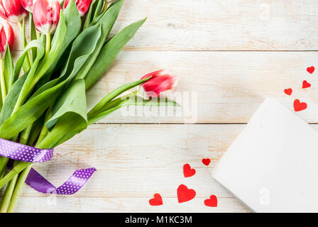 Valentines Day background pour félicitations, cartes de vœux. Tulipes fleurs de source fraîche avec des décorations en forme de coeur et boîte-cadeau en bois blanc, le Banque D'Images