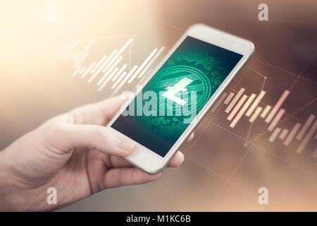 Litecoin symbole sur l'écran de l'application mobile. Litecoin : augmente ou diminue. Nouvelles de l'argent numérique. Banque D'Images