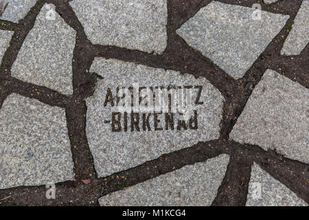 Auschwitz Birkenau Noms des camps de la mort sont gravées dans des pierres sur le mémorial pour les Sinti et Roms victimes du national-socialisme en Allemagne, Berlin Banque D'Images