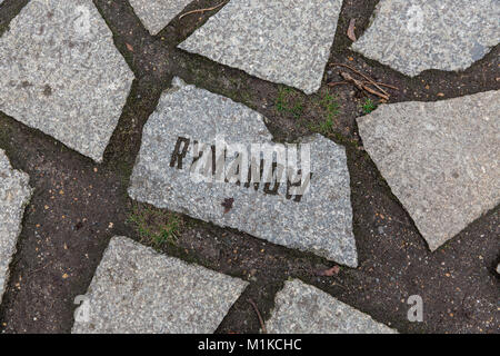 Rymanow - Noms des camps de la mort sont gravées dans des pierres sur le mémorial pour les Sinti et Roms victimes du national-socialisme en Allemagne, Berlin Banque D'Images