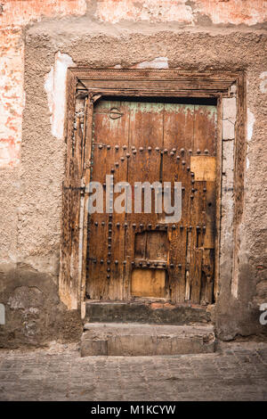 Maison rustique en bois, portes en MEdina de Marrakech de backstreet,Maroc Banque D'Images