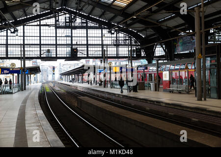 Les passagers en attente d'un train à la gare de Friedrichstrasse de Berlin dans la capitale allemande Berlin Banque D'Images