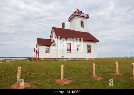 Plage de Wood Islands phare arrière sur l'Île du Prince Édouard. Prince Edward Island, Canada. Banque D'Images