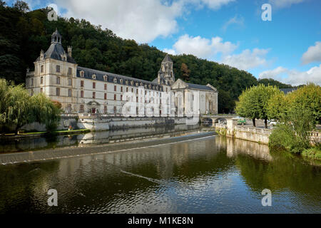 L'Abbaye Bénédictine de Brantôme, sur les rives de la Dronne à Brantome, Dordogne France. Banque D'Images