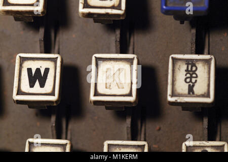 Les lettres du clavier Linotype w, k touches en magasin de journaux. Provost (Alberta), Canada. Banque D'Images