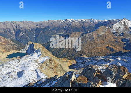 Vue du sommet du Wildgrat (Alpes Oetztal) à l'Alpes de Stubai à une journée ensoleillée en automne. Tirol, Autriche Banque D'Images