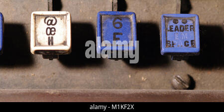 Clavier Linotype lettres h, touches f libre au magasin de journaux. Provost (Alberta), Canada. Banque D'Images