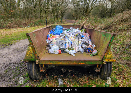 Hainault Forest, Essex, Angleterre, Royaume-Uni - 9 janvier 2018 : collecte de déchets stockés dans un chariot à côté d'un chemin forestier. Banque D'Images