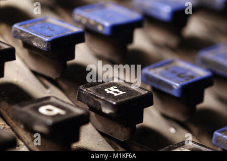 Clavier touches Linotype lettres ff à gros plan magasin de journaux. Provost (Alberta), Canada. Banque D'Images