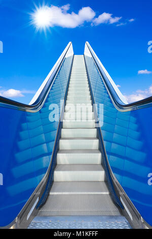 L'escalator au ciel bleu , concept de la hausse, chemin vers le succès ou le ciel, perspective d'un brillant avenir Banque D'Images