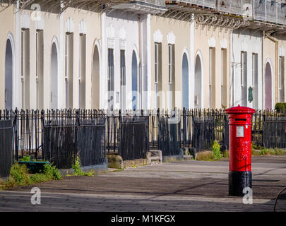 George V post box sur la partie géorgienne (G III) Royal York Crescent dans le village de Clifton Bristol UK Banque D'Images