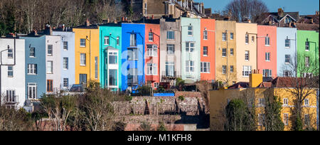 Maisons colorées au-dessus de Bristol's port flottant en bois Clifton Bristol UK Banque D'Images