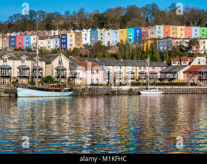 Maisons colorées au-dessus de Bristol's port flottant en bois Clifton Bristol UK Banque D'Images