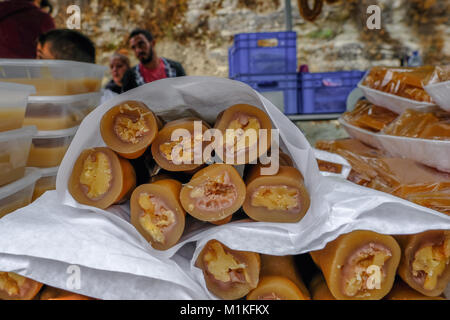 Doux traditionnel de Chypre, soushoukos, un rouleau de jus de raisin sur les écrous pour faire un tube comme traiter. Banque D'Images